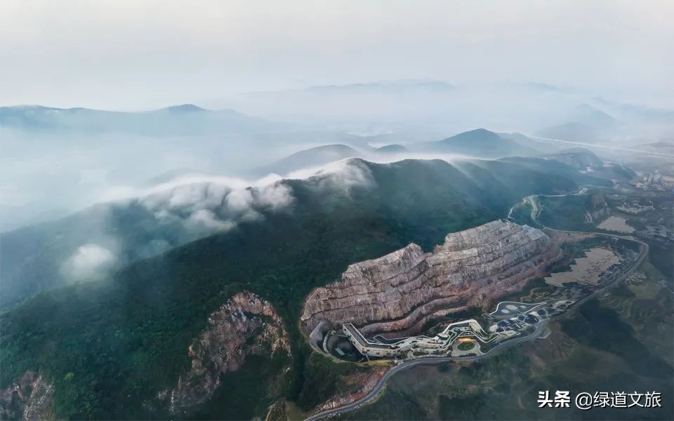 荒废已久采石矿场的“破茧重生”，这才叫回归大地的艺术