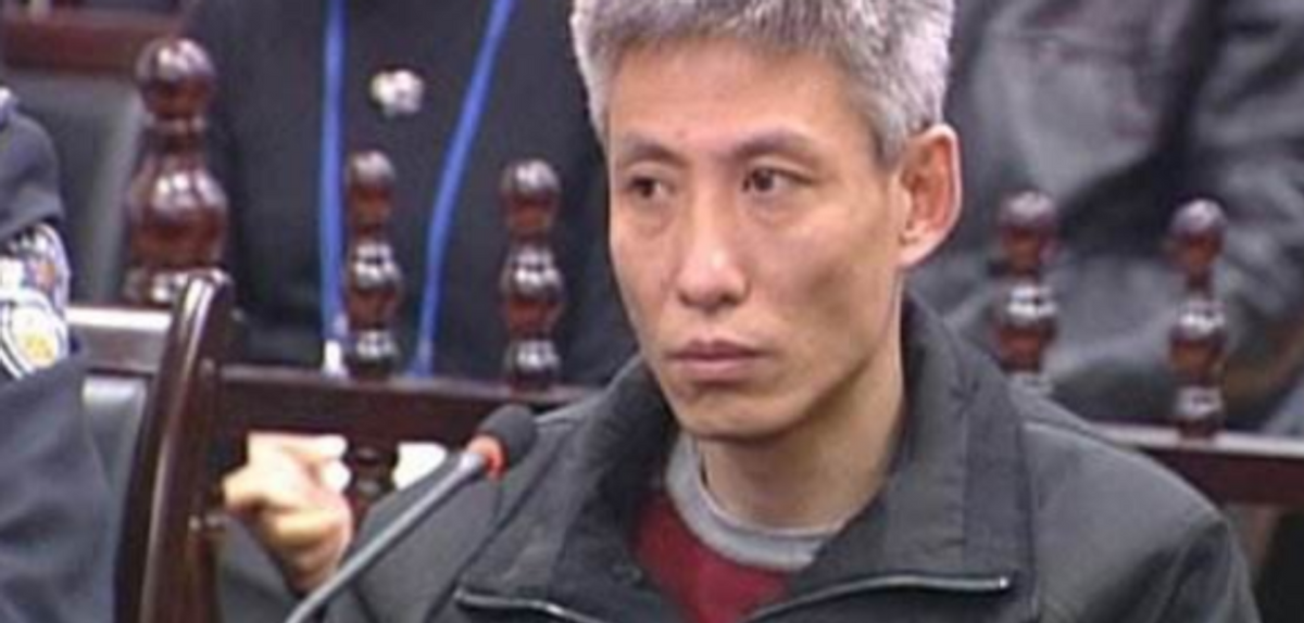 2003年刘涌执行死刑前，喝了一口白酒，让妻子在脚镣处塞了1元钱