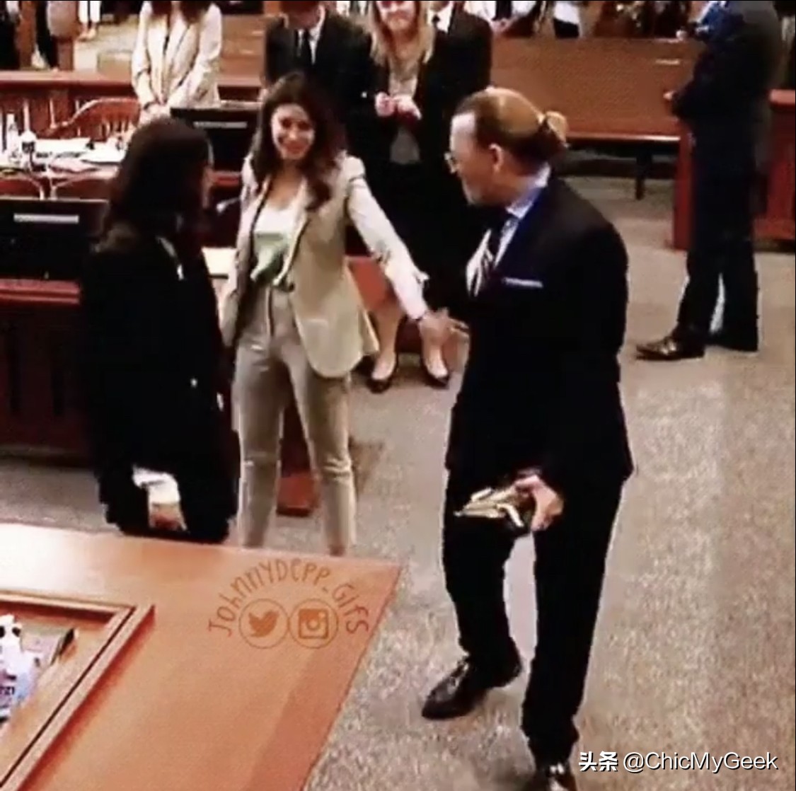 德普爆新恋情？和美女律师法庭咬耳朵暧昧对视，疯传燃爱火