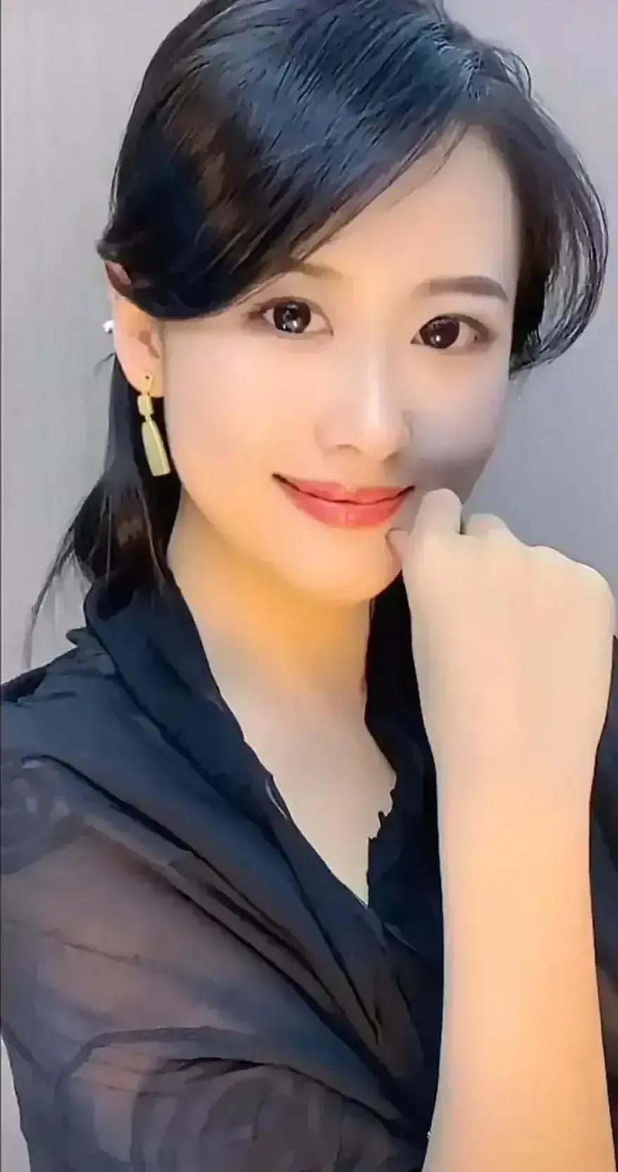 眼睛里有光，酒窝里有笑，就是一个人最好的状态