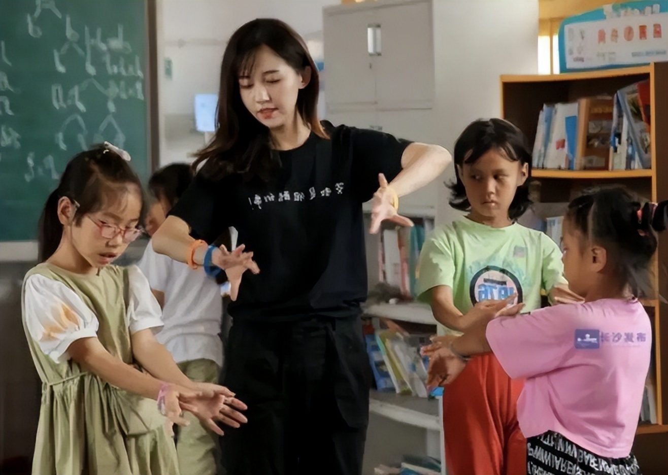 山区家长谈及大学生支教，直言留不住就别来了，孩子们折腾不起