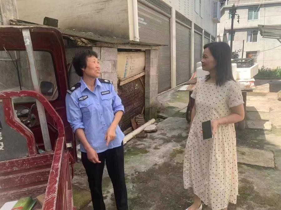 群众需求无小事 鹤峰县住建系统干部下基层解民忧让老旧小区亮起来