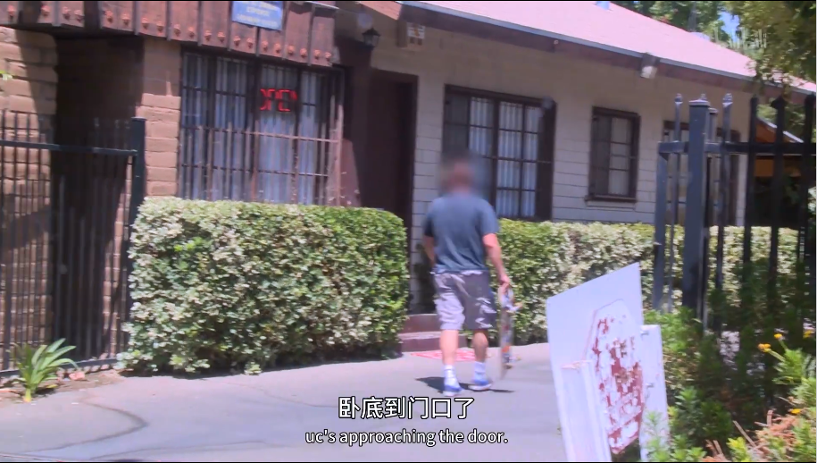 美国女警钓鱼执法现场：装成妓女引嫖客上钩，穿成这样谁顶得住？