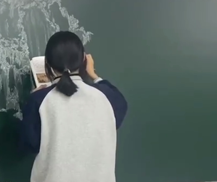 高中生“黑板报”走红，赤壁图画得栩栩如生，临摹得很形象