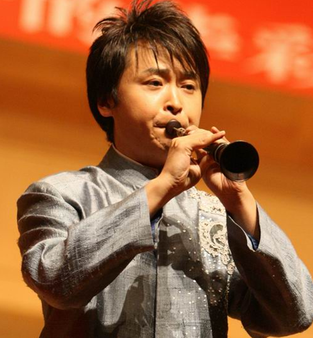 「朱琳简历」"唢呐大师"冯小泉,春节联欢晚会上出现了一首歌《冰糖葫