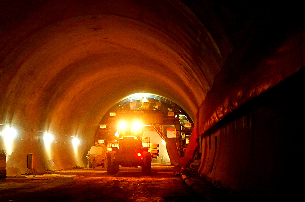 安临公路牟家岭隧道左洞顺利贯通 作者：文碧强