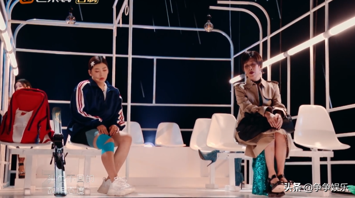 赵梦小组三拖一，赵樱子跑调有点拉垮，那英准确预判太好笑