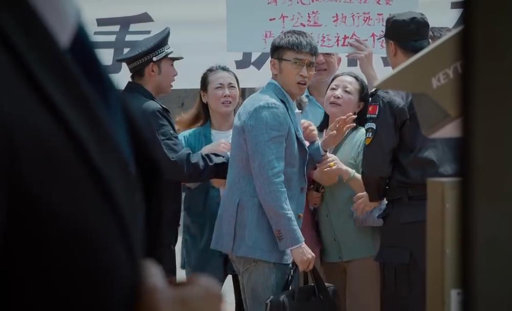 20集悬疑剧《庭外》首播质量高，10分钟入戏，连看2集不过瘾