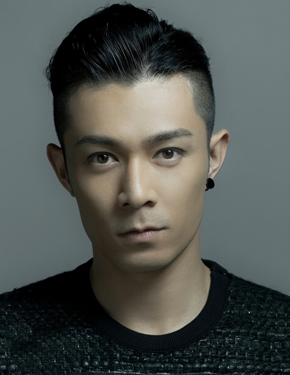 最后压轴的黄宗泽,已经痞出风格了,随便一个眉眼都摄人心魄,把不正经