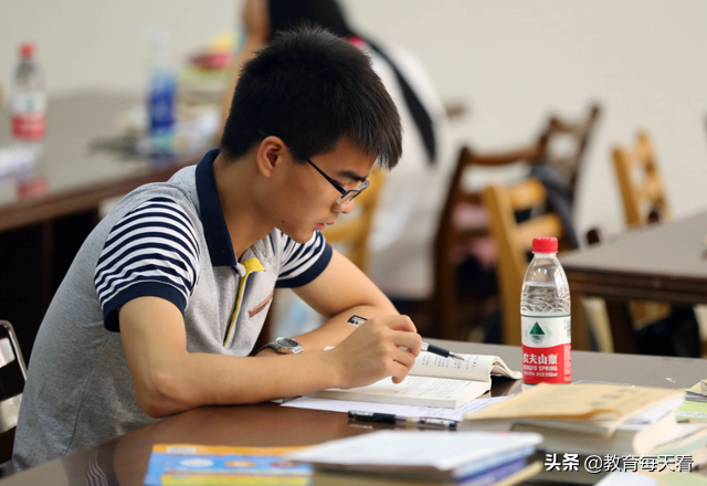 2022年考研国家线公布，考生感到很崩溃，直言：早生两年就好了