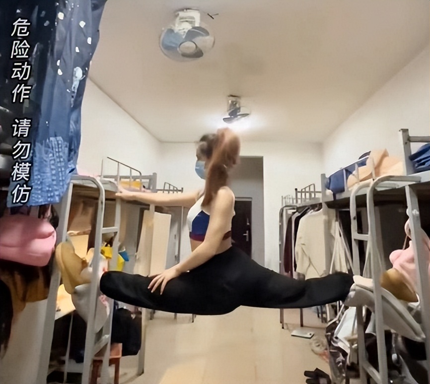 湖南一女大学生在宿舍锻炼，舞蹈生变“武术生”，评论区笑不活了