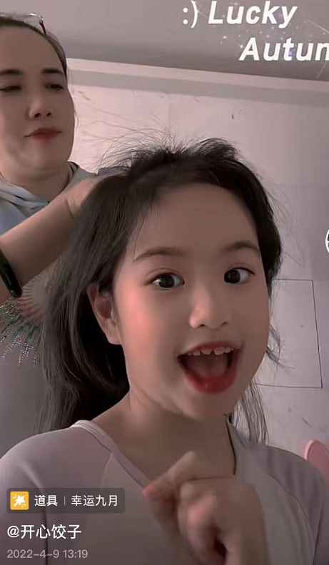 包贝尔女儿晒日常，7岁饺子眨眼放闪气质显成熟，被喊话整牙齿