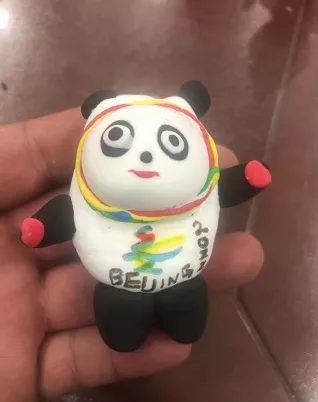 济南一村口惊现巨型冰墩墩！爆火后被村长连夜&ldquo;解救&rdquo;，网友：现在的我你高攀不起