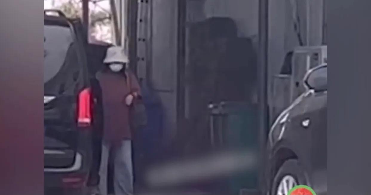 刘诗诗工作不忘带娃，穿着宽松似孕妇，不过还是那么美