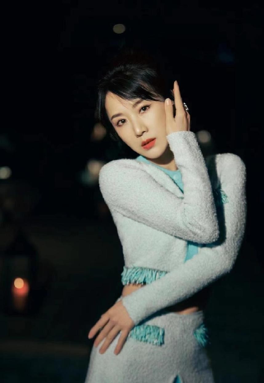 李念真有阔太太气质,小香风短上衣配短裤,马甲线清晰可见太高调