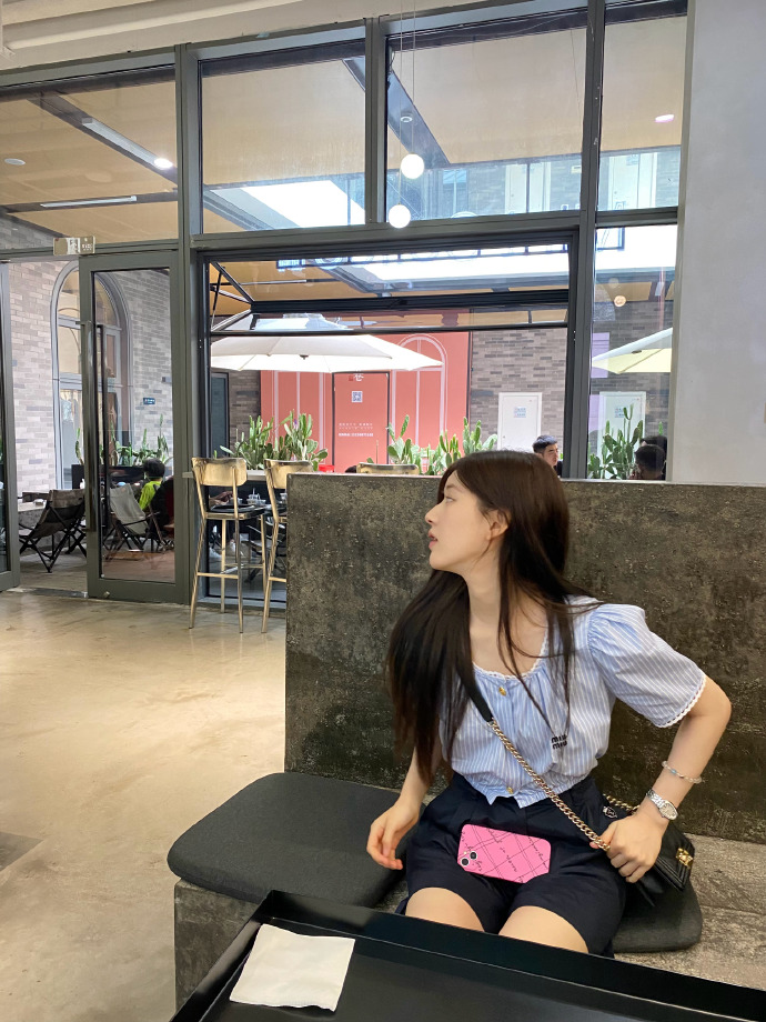 赵露思晒live图随拍美照！各种小表情俏皮可爱 杀青第二天就逛吃