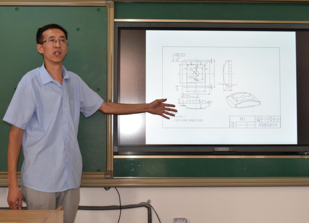 大学老师高薪又轻松？殊不知他才是最辛苦的，有些连铁饭碗都不是