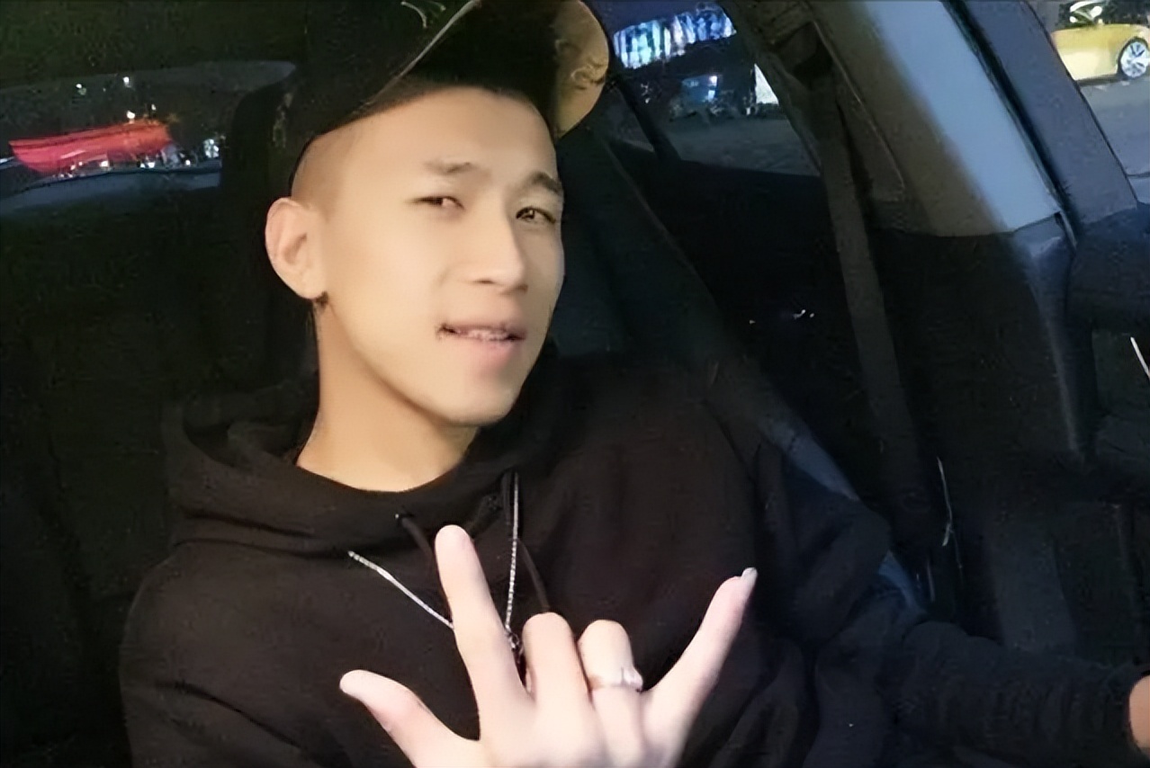 昙花一现的辉煌后,网红天佑教育儿子又引争议,带其路边捡破烂