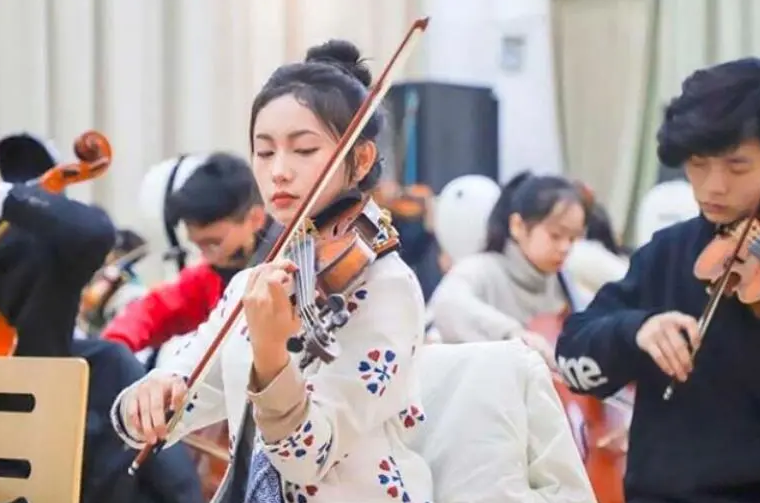 南京一高校女生穿“黑丝短裙”考试，遭质疑后回怼：这是现代女性