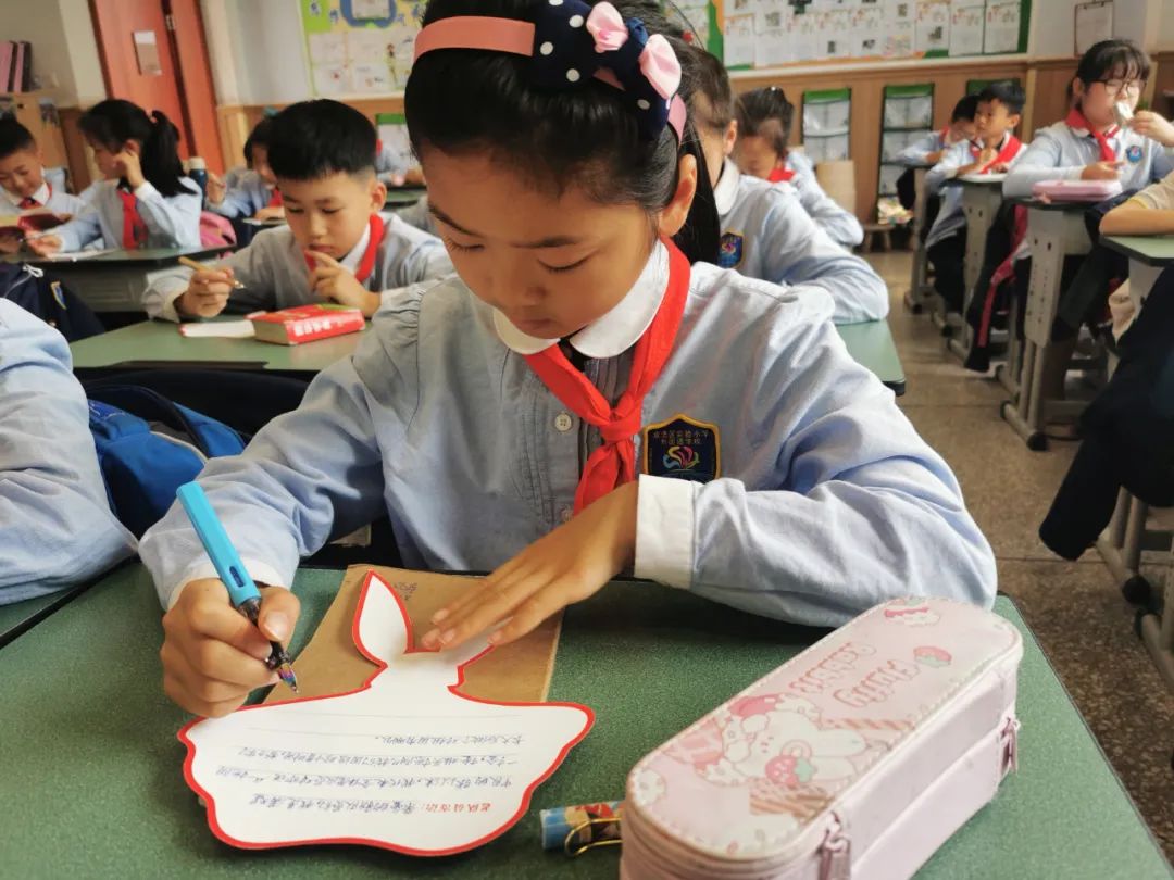 成都市双流区实验小学外国语学校有序推进新队员入队仪式课程