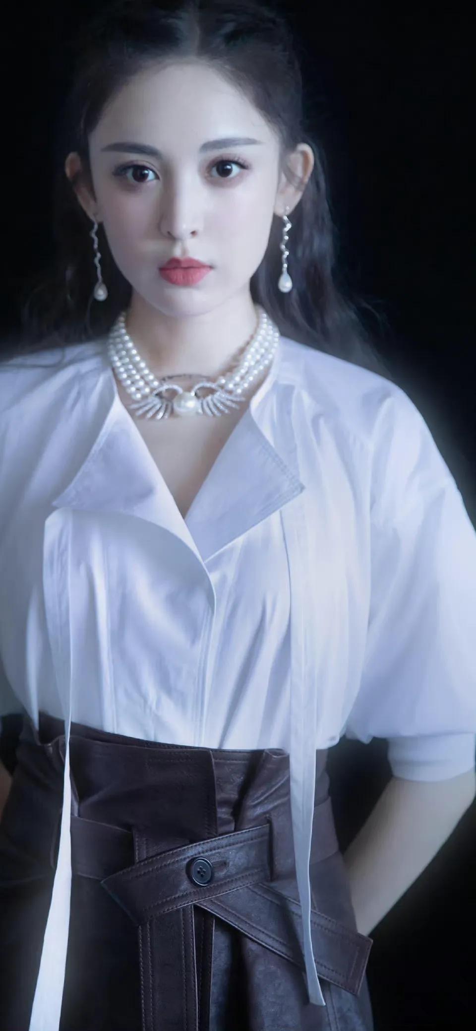 新疆四美之一，明媚美女古力娜扎的黑红成名史