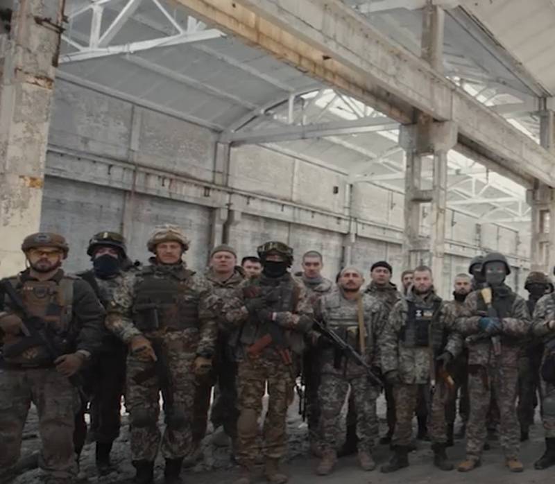 ����Ӫ��ʬ��ͷ���𣬶���ͳһ����װ�����ߣ�����˳��������ʬ��