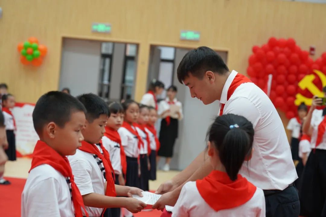 成都高新区朝阳小学举行2021级第一批新队员入队仪式