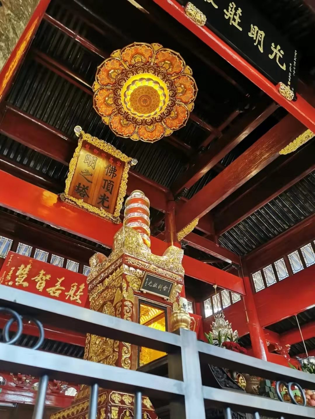 到了阿育王寺一定要去看看舍利殿和舍利塔,舍利塔为四方形铜质宝塔,高