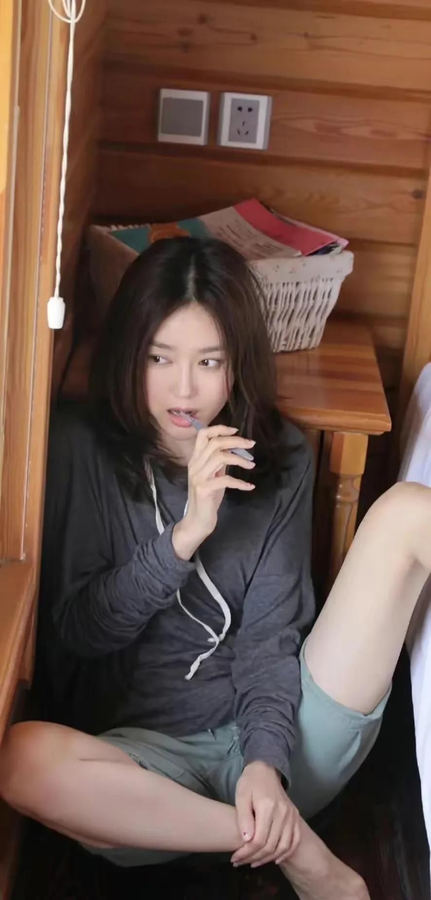 秦岚，气质俱佳，美得不要不要的！为你着迷，爱了爱了