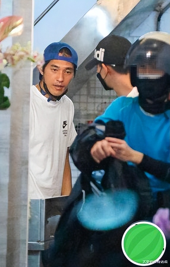 蓝正龙夜市放风4小时，咸酥鸡吃到早餐店！撑伞护花送女生回家