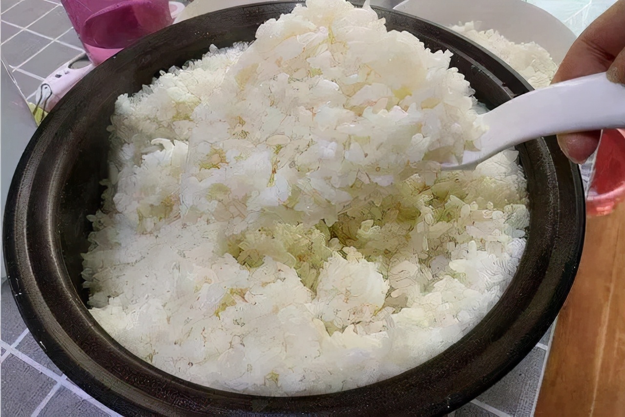 米饭二次加热会“致癌”？医生忠告：这4种食物，最好别二次加热