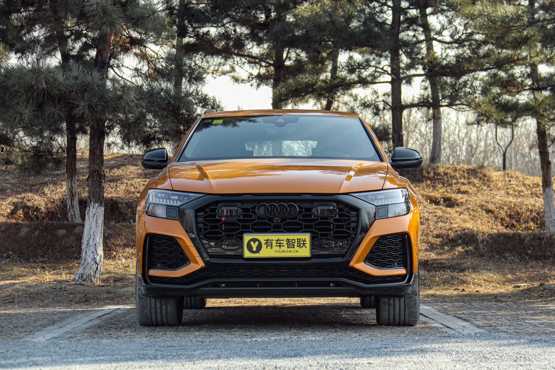 600马力V8加身 外表低调却是纽北最速SUV 奥迪RS Q8试驾与空间测评