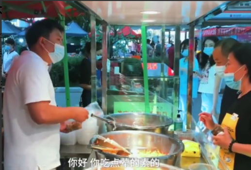 华中师大毕业的研究生，在夜市摆摊卖鸡爪，只因学了“天坑”专业