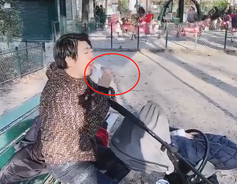 郎朗夫妇带1岁儿子出游！男方头发油腻不修边幅，娇妻身材太火辣