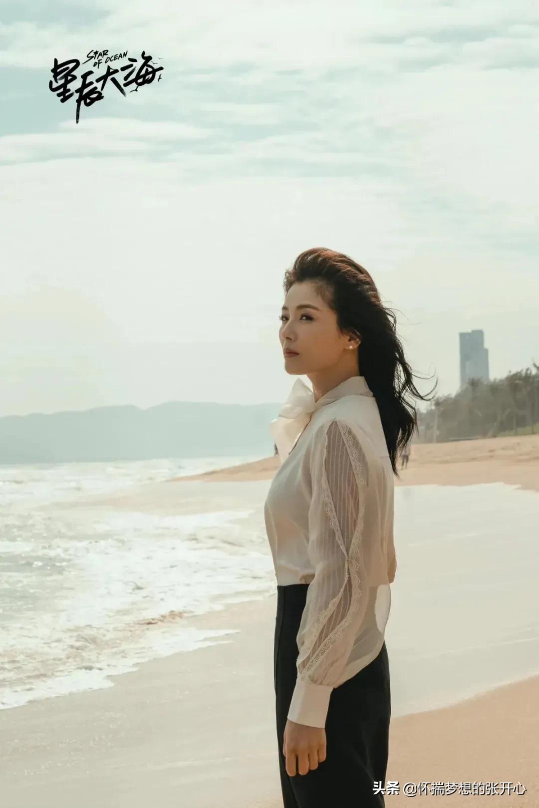 刘涛这张剧照堪称经典，斜肩衬衫配西装裤，长发披肩尽显温柔