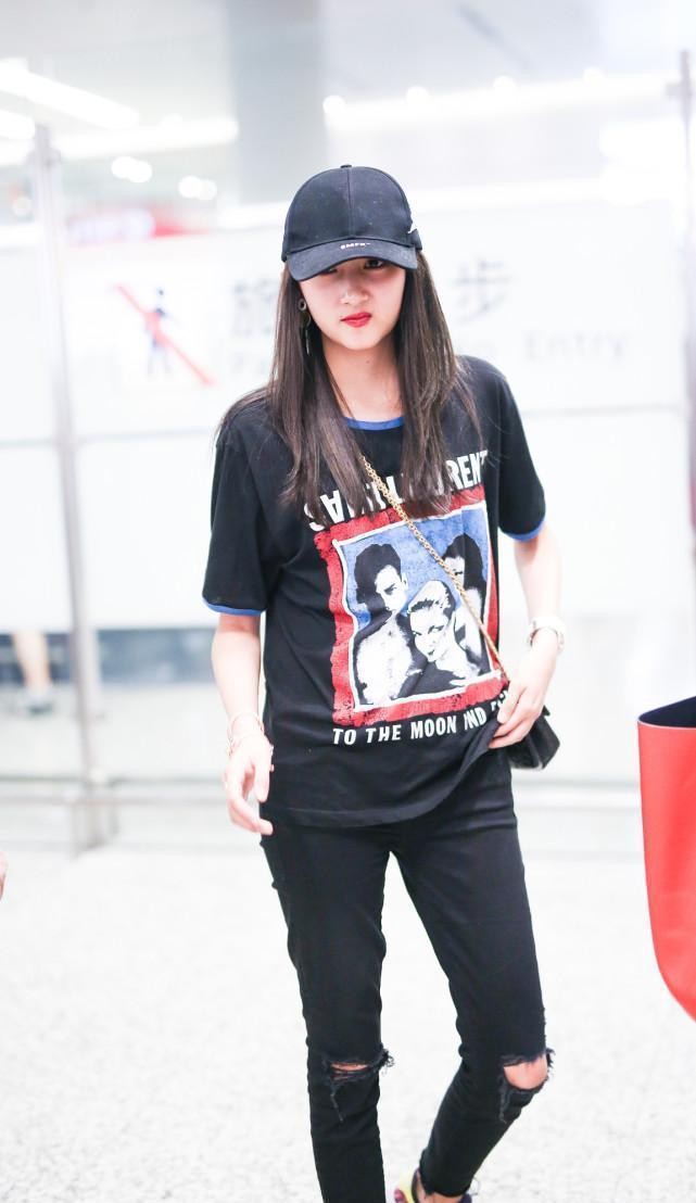 关晓彤穿得越普通越好看，简简单单的短袖，比礼服还适合她