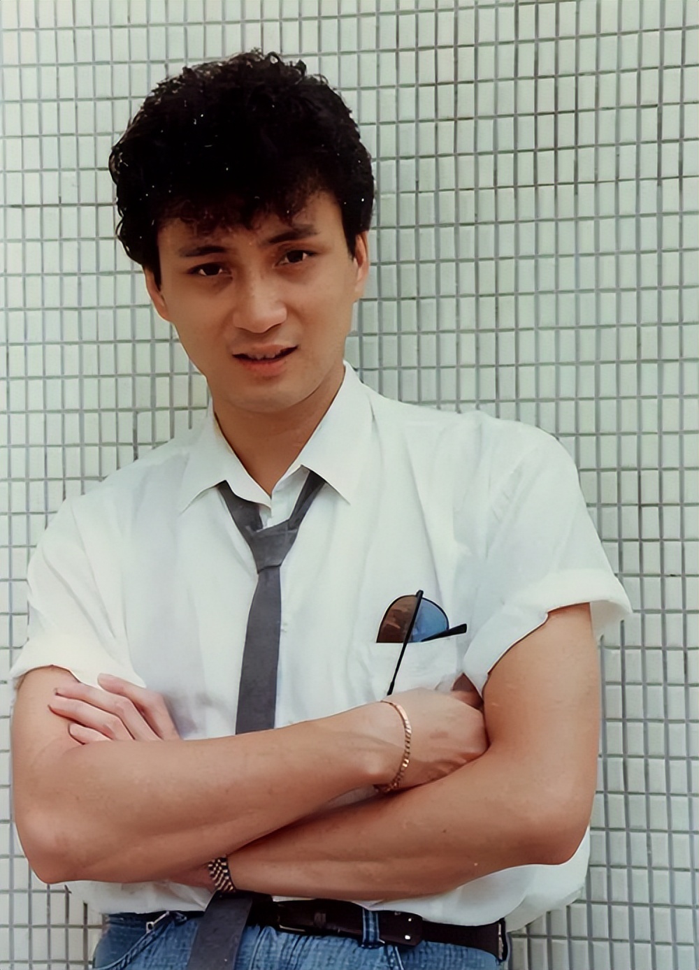 《上海滩》42年过去，演员差距大，男二66像36岁，2位老戏骨离世