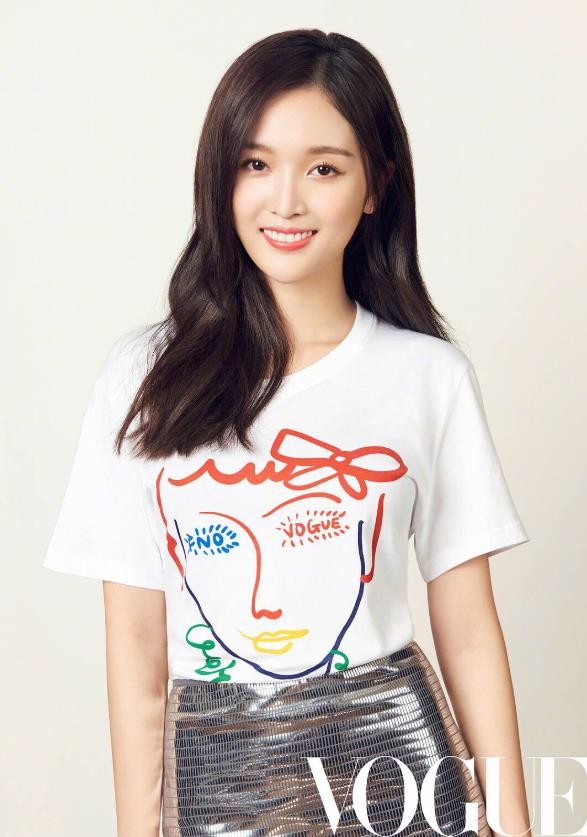 中传毕业科班出身，靠选秀搭档杨超越出道，后转行演戏屡遭吐槽