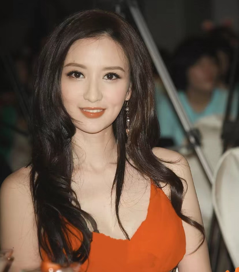 考古！张萌“环球小姐”时期的颜值，比现在好看多了