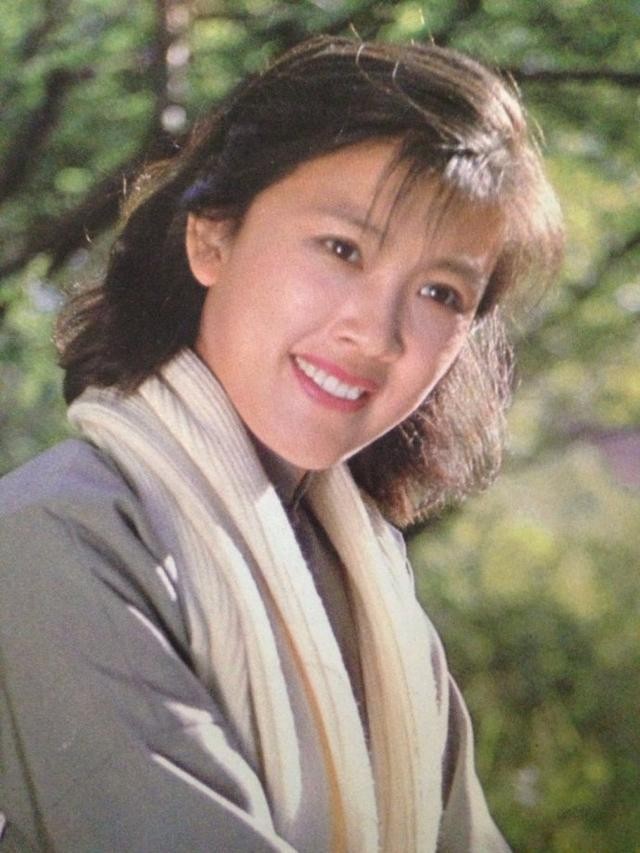 71岁张金玲同框同龄宋春丽，年轻时美得不相上下，老了一眼定输赢