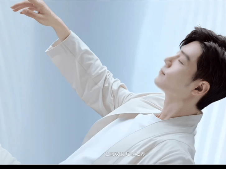 桃桃的一组生图,肖战的眼睛真好看,灵气逼人鲜花与少年绝配