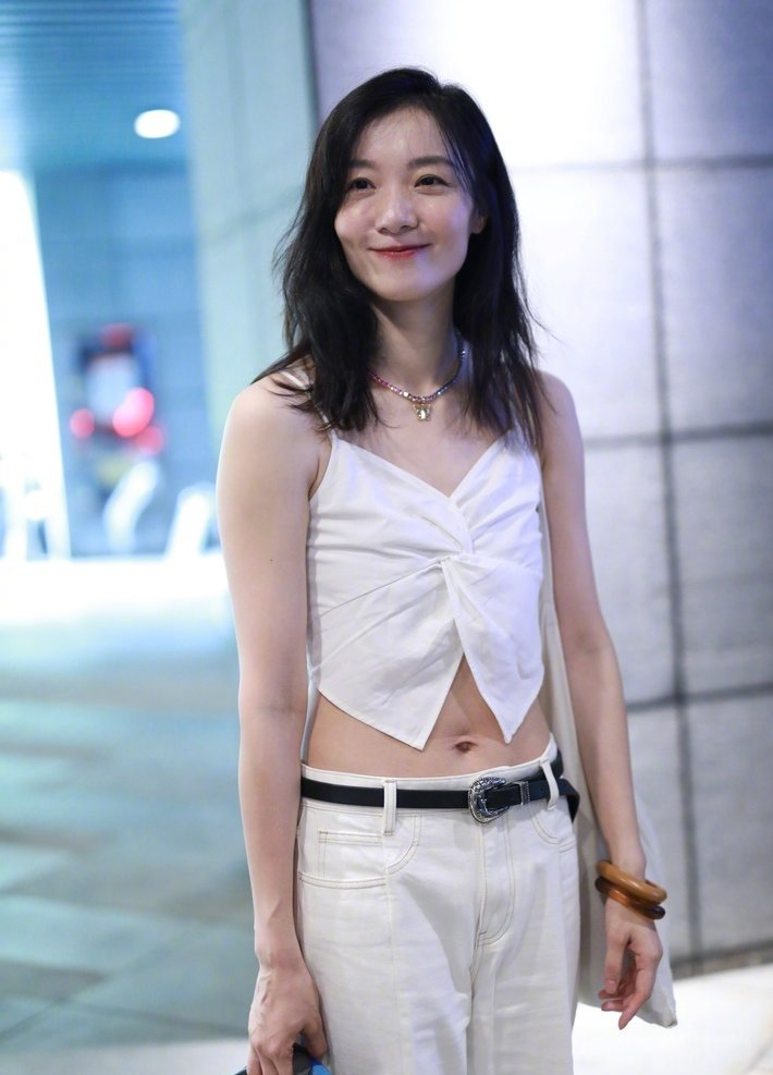 仙女下凡！齐溪浪姐上班照曝光，白色小吊带秀身姿，肚脐眼都好看