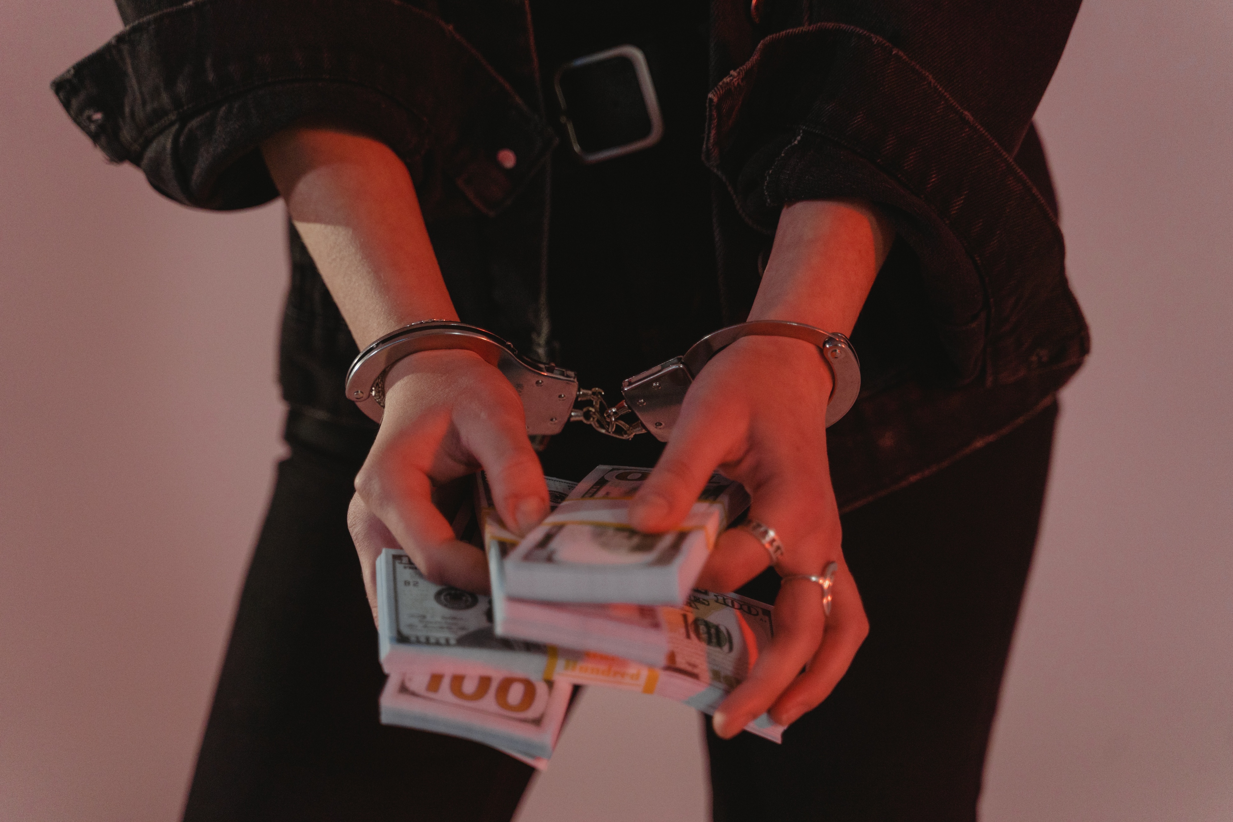 珠海刑事律师丨塑料姐妹？女子冒充闺蜜前男友敲诈勒索被判刑