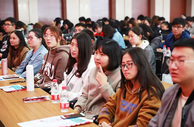 大学生面对心理测试表，乱填一通后，被辅导员“请”到了办公室