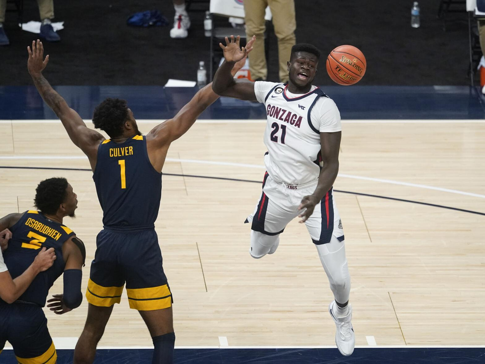 为什么nba没有高顺位的球员(单场32分32板，曾打爆美国男篮！身高2米13，他为何还没进NBA？)