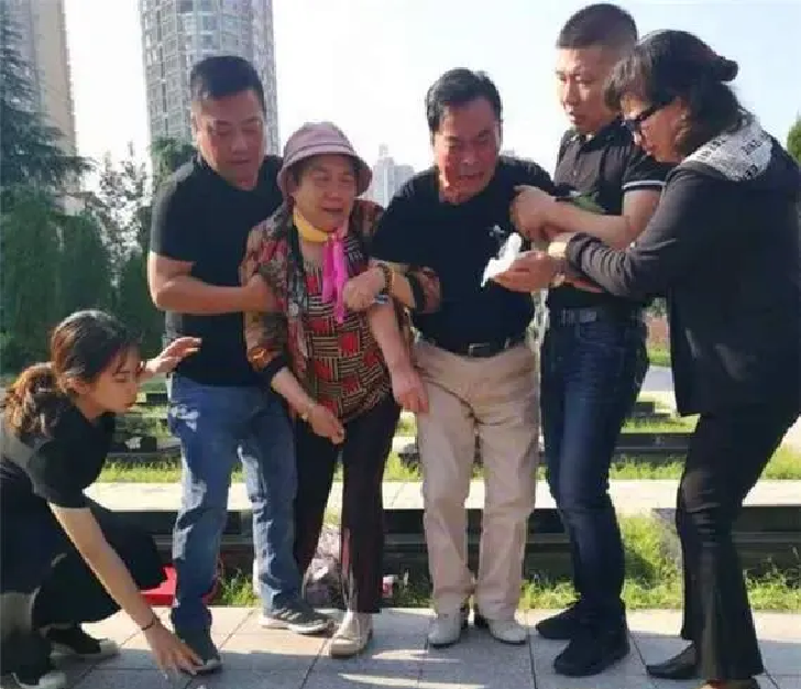 她23岁为国牺牲，初恋为其守墓一生未婚，弟弟苦寻64年在墓地痛哭