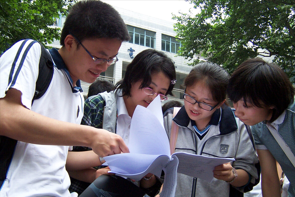 高中生每年花10万补课，高考686分全校第一，等来的却是一片嘲讽