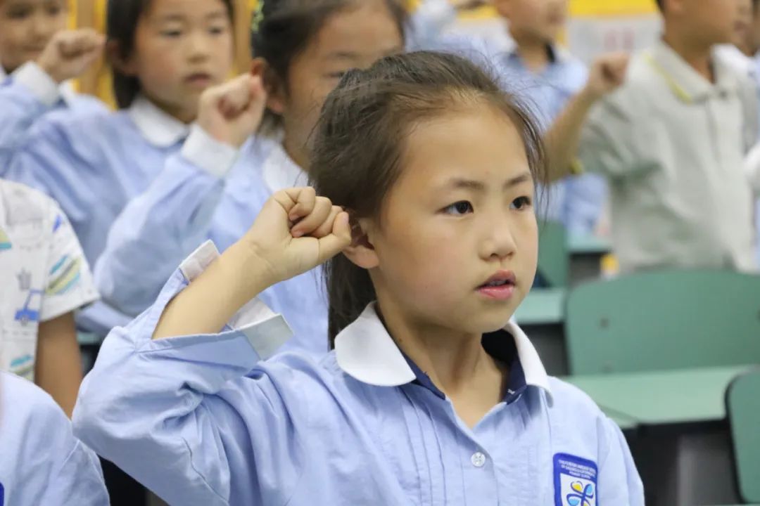 成都市双流区实验小学外国语学校有序推进新队员入队仪式课程