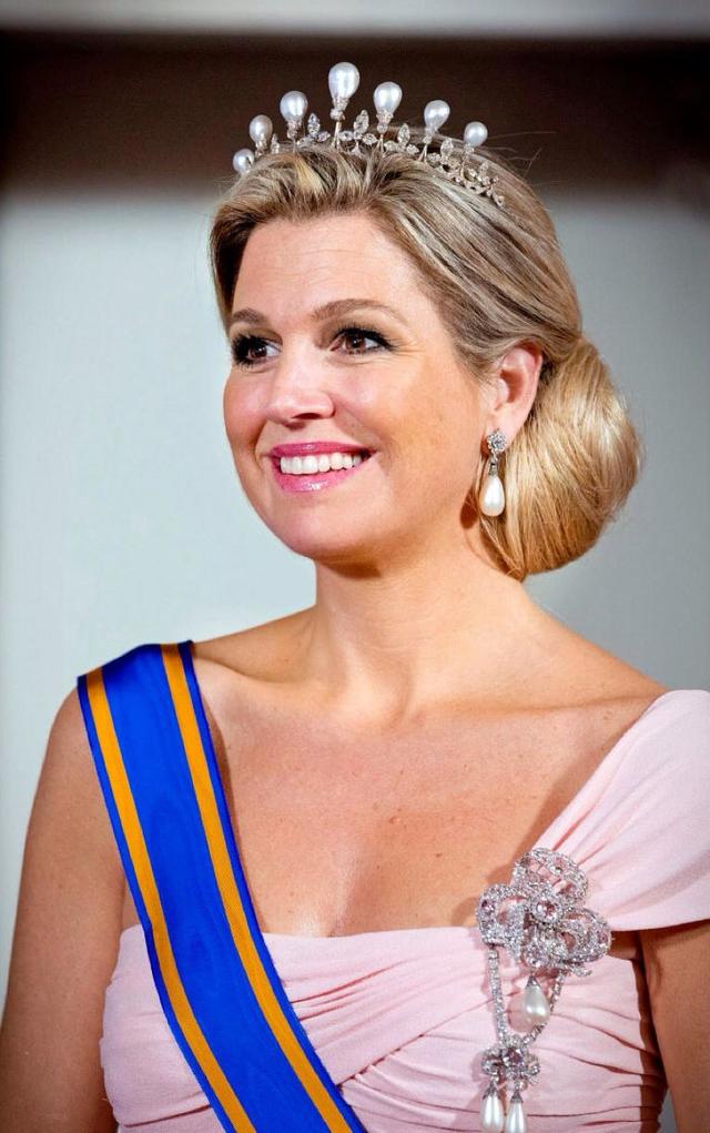 一对珍珠耳环，多种佩戴方式，荷兰王后亲自示范，一学就会