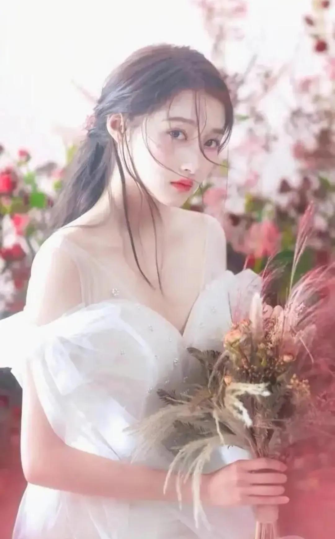 关晓彤现身，穿着太时尚。经典靓照